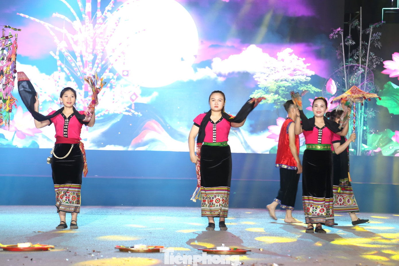 Lễ Xăng Khan cầu bình an. Tạ ơn trời đất, tổ tiên và các vị thần linh. Báo đáp ân tình của các Thầy Mo với cộng đồng.