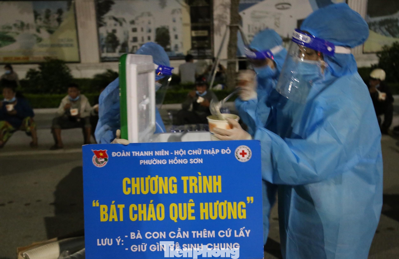 Nhiều nhà hảo tâm, đơn vị thiện nguyện, đoàn thanh niên,... hỗ trợ thức ăn, nước uống và nấu cháo phục vụ miễn phí trong lúc người dân chờ lên xe khách về nhà.