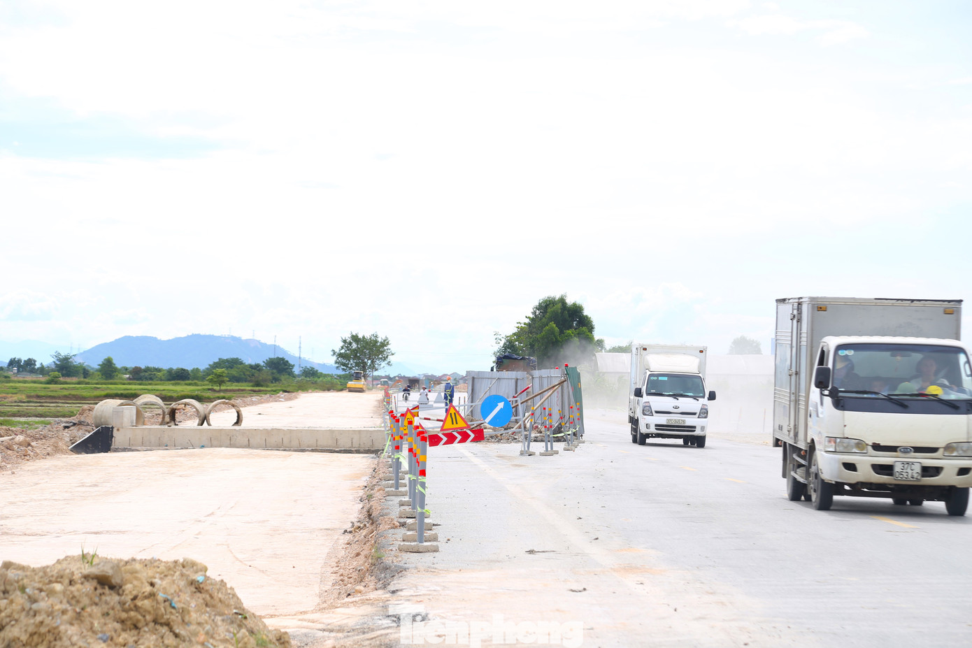 Dự án cải tạo, mở rộng quốc lộ 46 đoạn Vinh - Nam Đàn (tỉnh Nghệ An) có tổng chiều dài hơn 10 km. Công trình được đầu tư theo quy mô đường cấp III đồng bằng gồm 4 làn xe, bề rộng nền đường 21,5m, vận tốc thiết kế 80km/h. Dự án có tổng mức đầu tư 500 tỷ đồng, sử dụng nguồn vốn ngân sách Trung ương. Dự án được Bộ Xây dựng giao Ban Quản lý dự án 85 làm đại diện chủ đầu tư. Dự án dự kiến sẽ hoàn thành vào 31/12 năm nay. Dự án cải tạo, mở rộng quốc lộ 46 đoạn Vinh - Nam Đàn (tỉnh Nghệ An) có tổng chiều dài hơn 10 km. Công trình được đầu tư theo quy mô đường cấp III đồng bằng gồm 4 làn xe, bề rộng nền đường 21,5m, vận tốc thiết kế 80km/h. Dự án có tổng mức đầu tư 500 tỷ đồng, sử dụng nguồn vốn ngân sách Trung ương. Dự án được Bộ Xây dựng giao Ban Quản lý dự án 85 làm đại diện chủ đầu tư. Dự án dự kiến sẽ hoàn thành vào 31/12 năm nay.