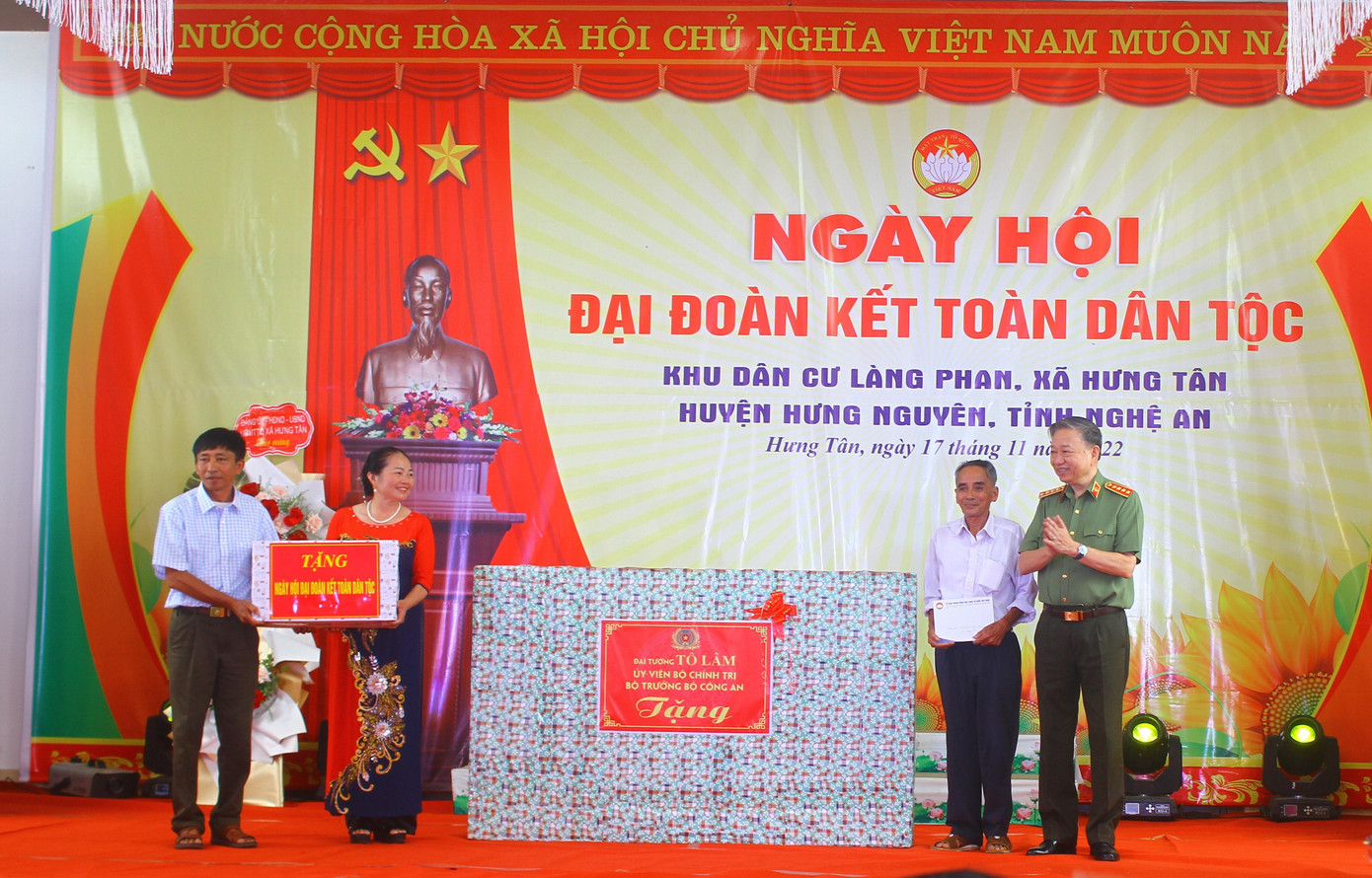 Bộ trưởng Bộ Công an Tô Lâm tặng quà cho nhân dân làng Phan. Bộ trưởng Bộ Công an Tô Lâm tặng quà cho nhân dân làng Phan.