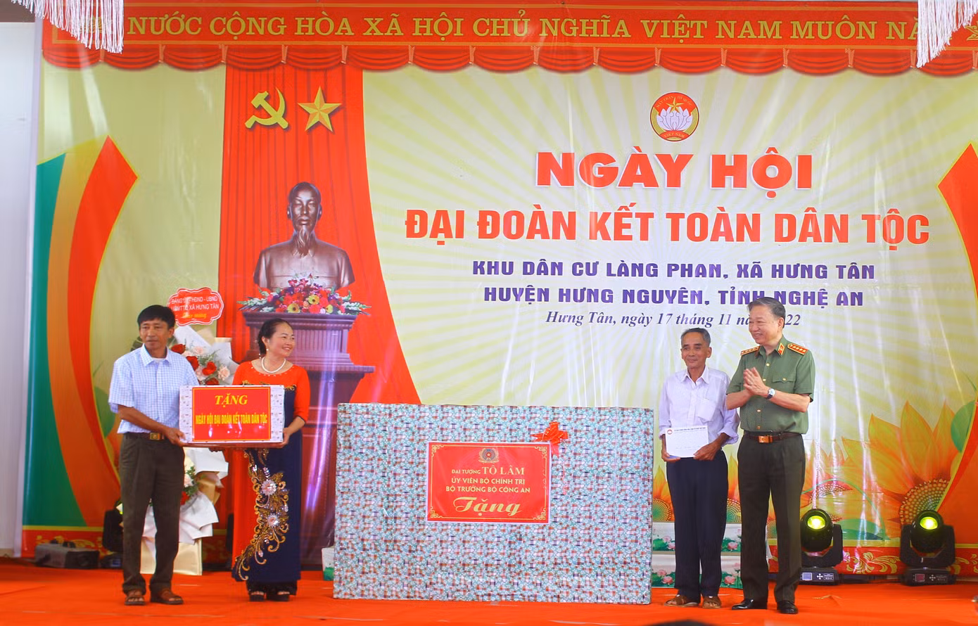 Bộ trưởng Bộ Công an Tô Lâm tặng quà cho nhân dân làng Phan.