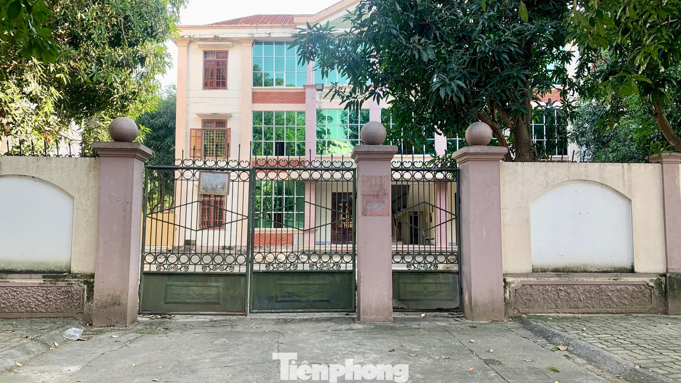 Sau khi chuyển đến Nhà văn hóa thể thao TP Vinh để làm việc, trụ sở của Ban Quản lý dự án đầu tư và xây dựng TP Vinh luôn trong tình trạng "cửa đóng then cài".