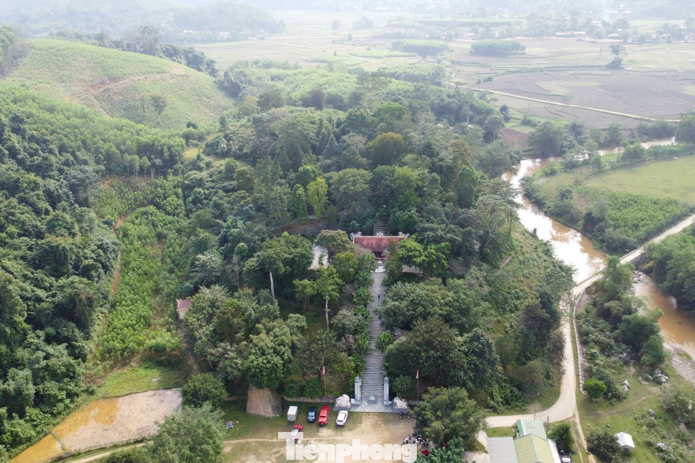 Đền Choọng nằm trên núi Pu Đên, bao quanh là dòng Nậm Choọng (bản Choọng, xã Châu Lý, huyện Quỳ Hợp, tỉnh Nghệ An). Đền thờ Nang Phốm Hóm, tiếng Thái nghĩa là Nàng tóc thơm. Tương truyền, Nang Phốm Hóm là người con gái Thái thông minh, xinh đẹp nhất Mường Choọng ngày đó.