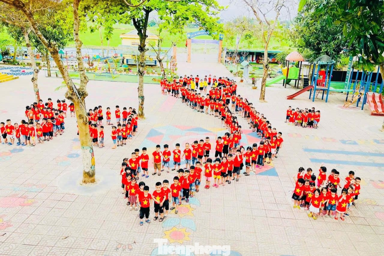 50 năm trước, trong màu áo xanh bạc màu nắng gió, thế hệ cha anh đã đi qua khói lửa chiến tranh, viết nên khúc tráng ca thống nhất dưới ngọn cờ độc lập. 50 năm sau, trong màu áo đỏ rực rỡ sân trường, tuổi trẻ chúng ta tự hào tiếp nối trang sử ấy, thắp lên ngọn lửa yêu nước, niềm tự hào dân tộc bất diệt.