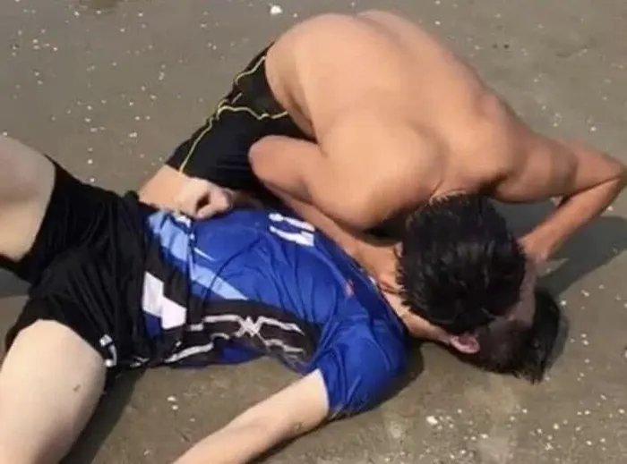 Một em nhỏ được tiến hành sơ cứu đuối nước Một em nhỏ được tiến hành sơ cứu đuối nước