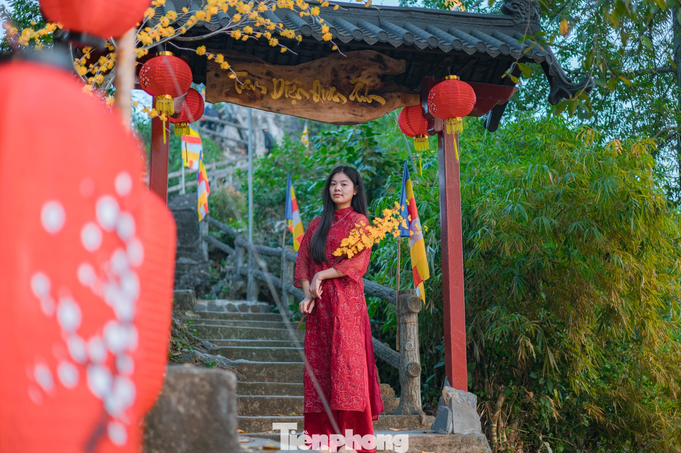 Bạn trẻ chọn trang phục áo dài, phụ kiện để chụp ảnh.