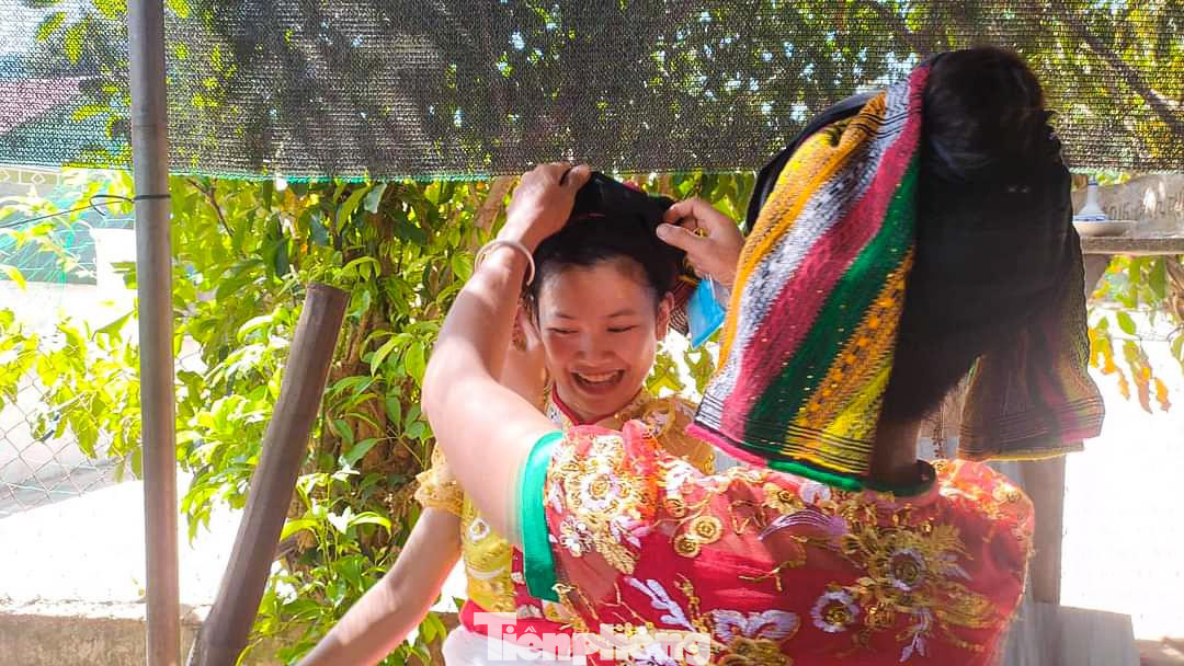 Với đồng bào dân tộc Thái, chiếc khăn Piêu không chỉ gắn bó với cuộc sống thường ngày, bình dị của người dân mà còn là “vật tín”, minh chứng đặc biệt cho tình yêu đôi lứa. Vào những dịp lễ hội, khi cô gái tung còn, chàng trai nào bắt được phải đền cho cô một hoặc hai đôi vòng bạc. Còn khi chàng trai ném còn mà cô gái không bắt được phải đem khăn Piêu ra tặng. Chiếc khăn khi ấy trở thành cái cớ để họ hẹn ước, rồi yêu nhau. Nếu cô gái không yêu chàng trai thì có thể đem vật khác đến xin lại chiếc khăn của mình.