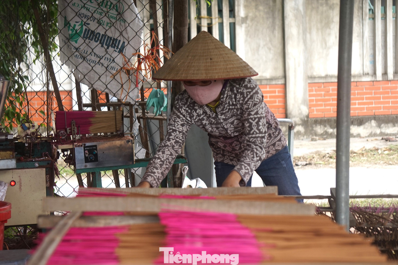 Sau khi bột được trộn bỏ vào máy, người dân chỉ cần đẩy nhưng thanh tre vào bên trong sẽ tạo ra hương. Hương được làm xong sẽ ra phơi, đến cuối chiều gom lại và đóng gói.