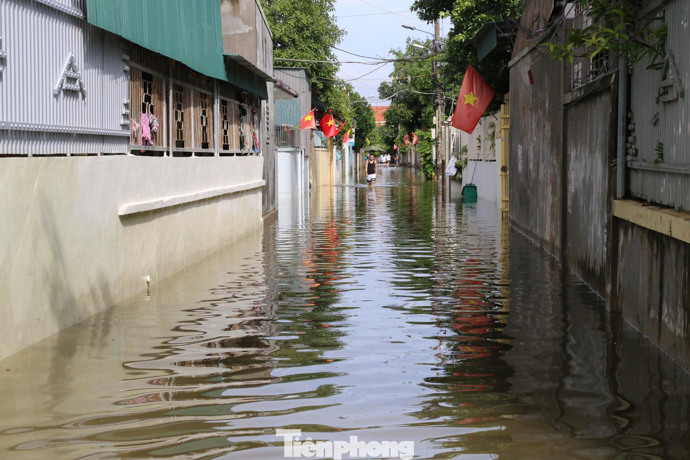 Ông Nguyễn Sỹ Thành - Chủ tịch UBND xã cho biết, đến chiều 27/9 toàn xã vẫn còn 650 hộ ngập nước từ 30cm - 1,5m. “Chúng tôi đang tập trung khắc phục hậu quả mưa lũ, với mục tiêu nước rút đến đâu, dọn dẹp đến đó để ổn định đời sống cho bà con”, ông Thành nói.