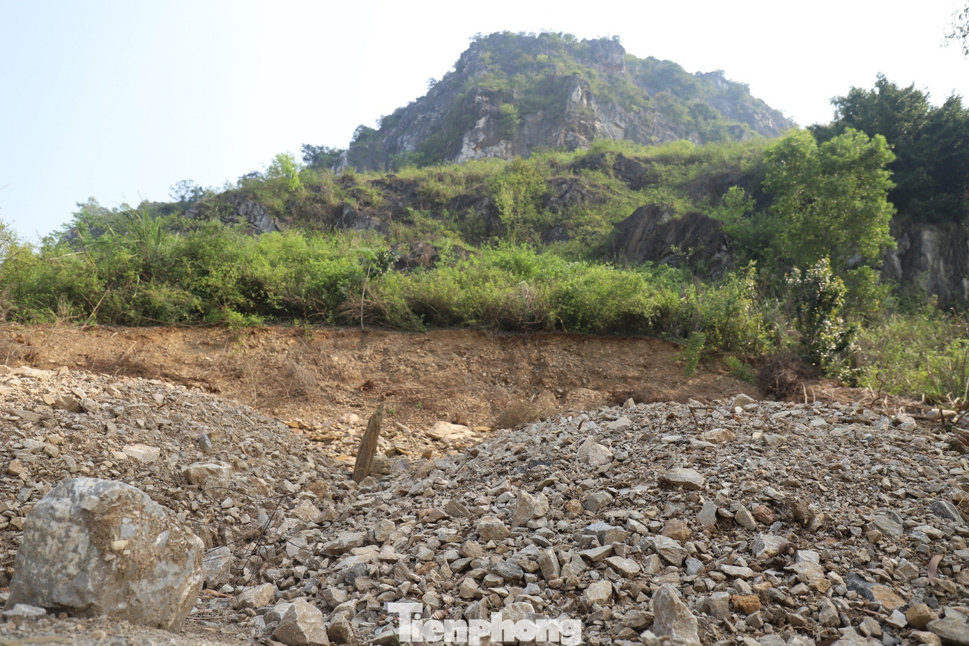 Làm việc với cơ quan chức năng, Công ty Trung Việt Trung thừa nhận do không biết Lèn Hai Vai là di tích quốc gia nên cán bộ kỹ thuật đã cho lấy đi một số khối đất đá tại chân núi để làm vật liệu xây dựng. Hiện doanh nghiệp dừng khai thác và hoàn trả số đất đá đã múc để đắp đường vào đầu tháng 3. Theo quan sát, đa số các điểm “đào nhầm” đã được hoàn trả mặt bằng, tuy nhiên một vài vị trí sát chân lèn vẫn còn những ụ đất cao, chưa được san gạt. Làm việc với cơ quan chức năng, Công ty Trung Việt Trung thừa nhận do không biết Lèn Hai Vai là di tích quốc gia nên cán bộ kỹ thuật đã cho lấy đi một số khối đất đá tại chân núi để làm vật liệu xây dựng. Hiện doanh nghiệp dừng khai thác và hoàn trả số đất đá đã múc để đắp đường vào đầu tháng 3. Theo quan sát, đa số các điểm “đào nhầm” đã được hoàn trả mặt bằng, tuy nhiên một vài vị trí sát chân lèn vẫn còn những ụ đất cao, chưa được san gạt.