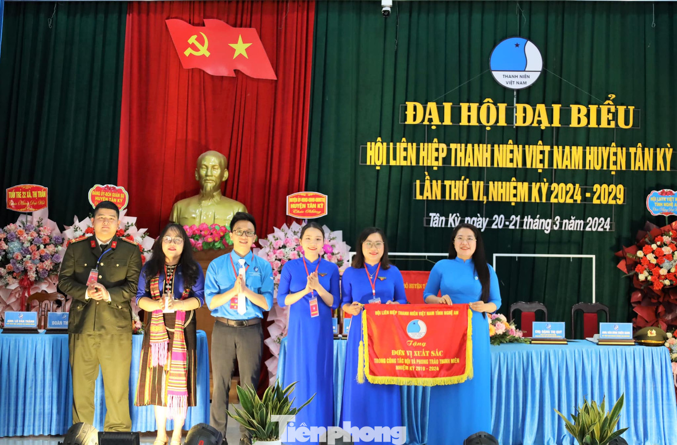 Chị Nguyễn Thị Phương Thuý - Ủy viên Uỷ ban Trung ương Hội Liên hiệp Thanh niên Việt Nam, Phó Bí thư Thường trực Tỉnh Đoàn, Chủ tịch Hội Liên hiệp Thanh niên Việt Nam tỉnh Nghệ An tặng Cờ thi đua cho Ủy ban Hội Liên hiệp Thanh niên Việt Nam huyện Tân Kỳ.