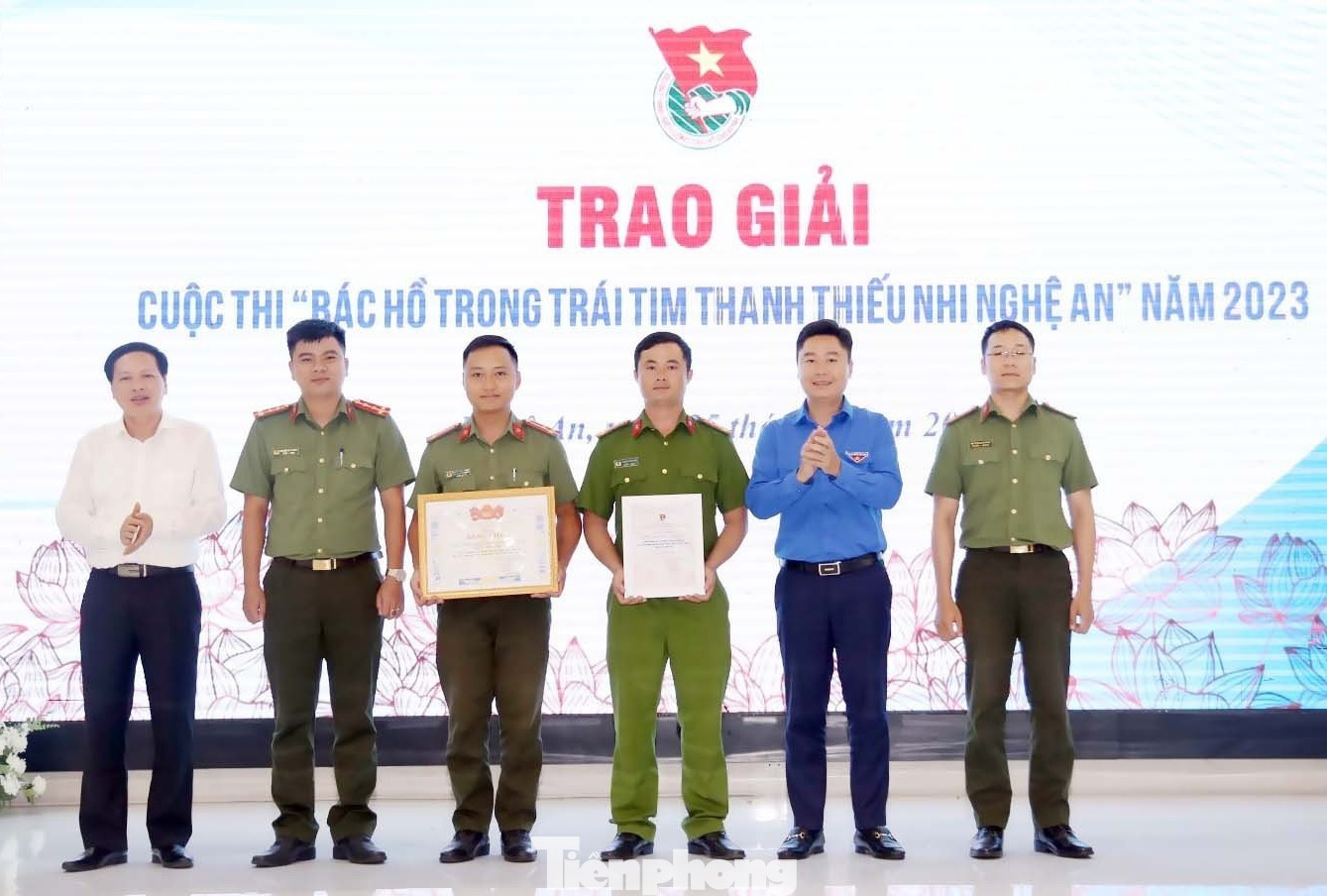 Trao giải đặc biệt cho nhóm tác giả chi đoàn Phòng công tác Đảng và công tác chính trị, Phòng Cảnh sát quản lý hành chính về trật tự xã hội Công an tỉnh Nghệ An. Trao giải đặc biệt cho nhóm tác giả chi đoàn Phòng công tác Đảng và công tác chính trị, Phòng Cảnh sát quản lý hành chính về trật tự xã hội Công an tỉnh Nghệ An.