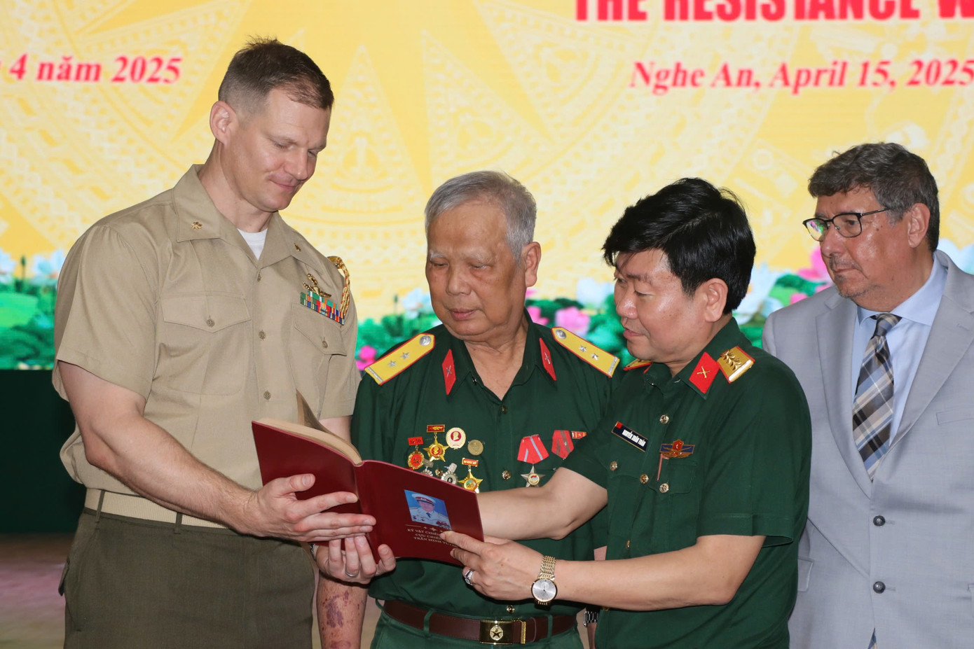 Lãnh đạo Quân khu 4 và đại diện Đại sứ quán Hoa Kỳ xem kỷ vật được bàn giao lần này