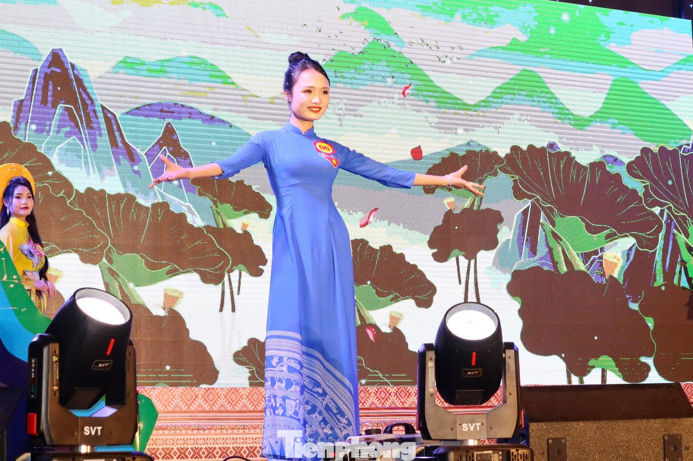 Các thí sinh thực hiện phần thi trang phục tự chọn. Đây là phần thi để các thí sinh thể hiện cá tính cũng như sở thích thời trang của bản thân.