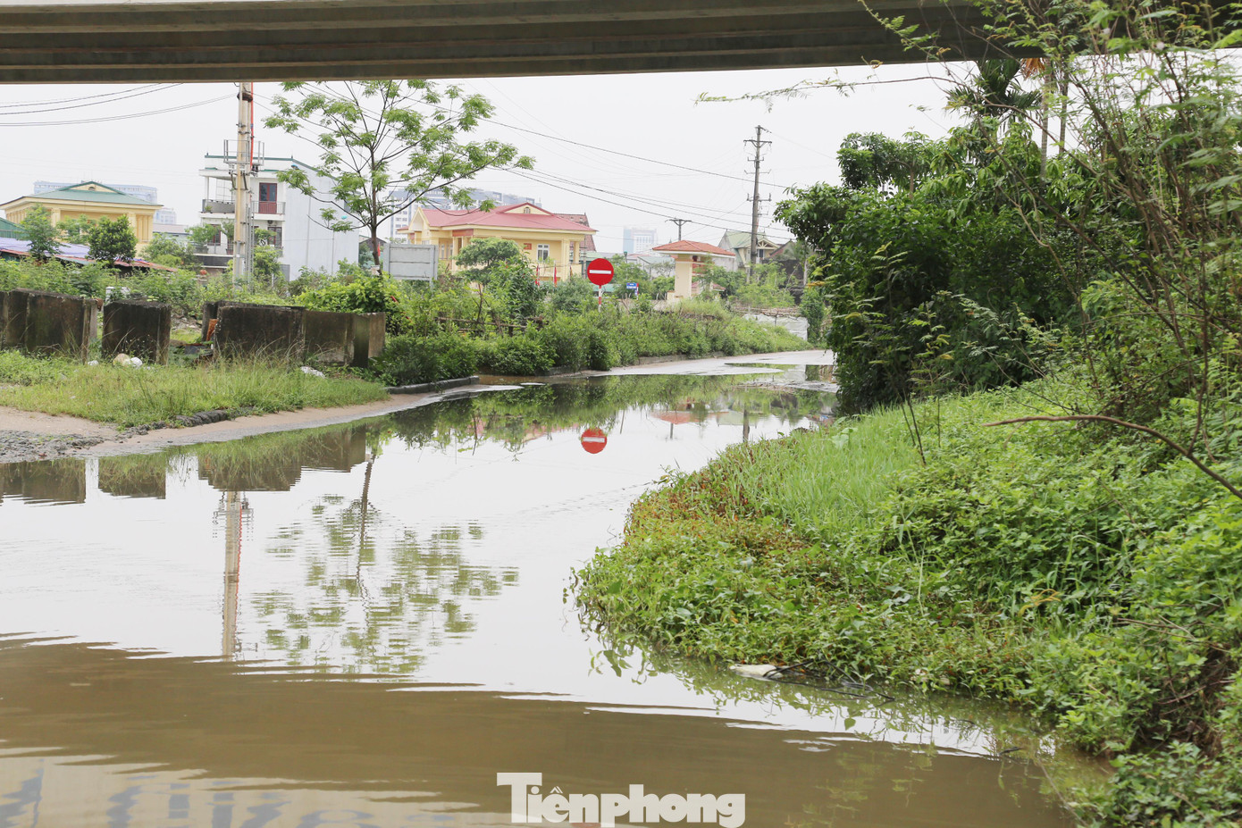 Nước ứ đọng trên đường Lê Ninh sáng 19/4