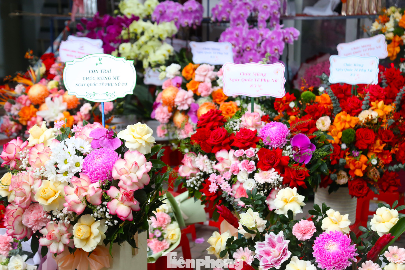 Nắm bắt nhu cầu, thói quen mua sắm của khách, một số shop hoa, quà tặng đẩy mạnh bán online qua facebook, zalo…; đưa ra các chương trình khuyến mãi như: giao quà miễn phí, tặng thiệp chúc mừng,… Nắm bắt nhu cầu, thói quen mua sắm của khách, một số shop hoa, quà tặng đẩy mạnh bán online qua facebook, zalo…; đưa ra các chương trình khuyến mãi như: giao quà miễn phí, tặng thiệp chúc mừng,…