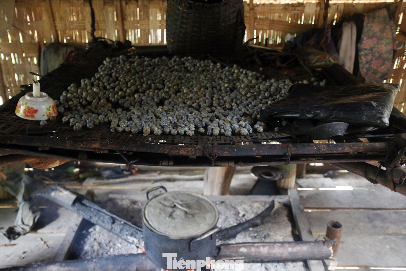 ... hoặc được hong khô trên bếp củi.