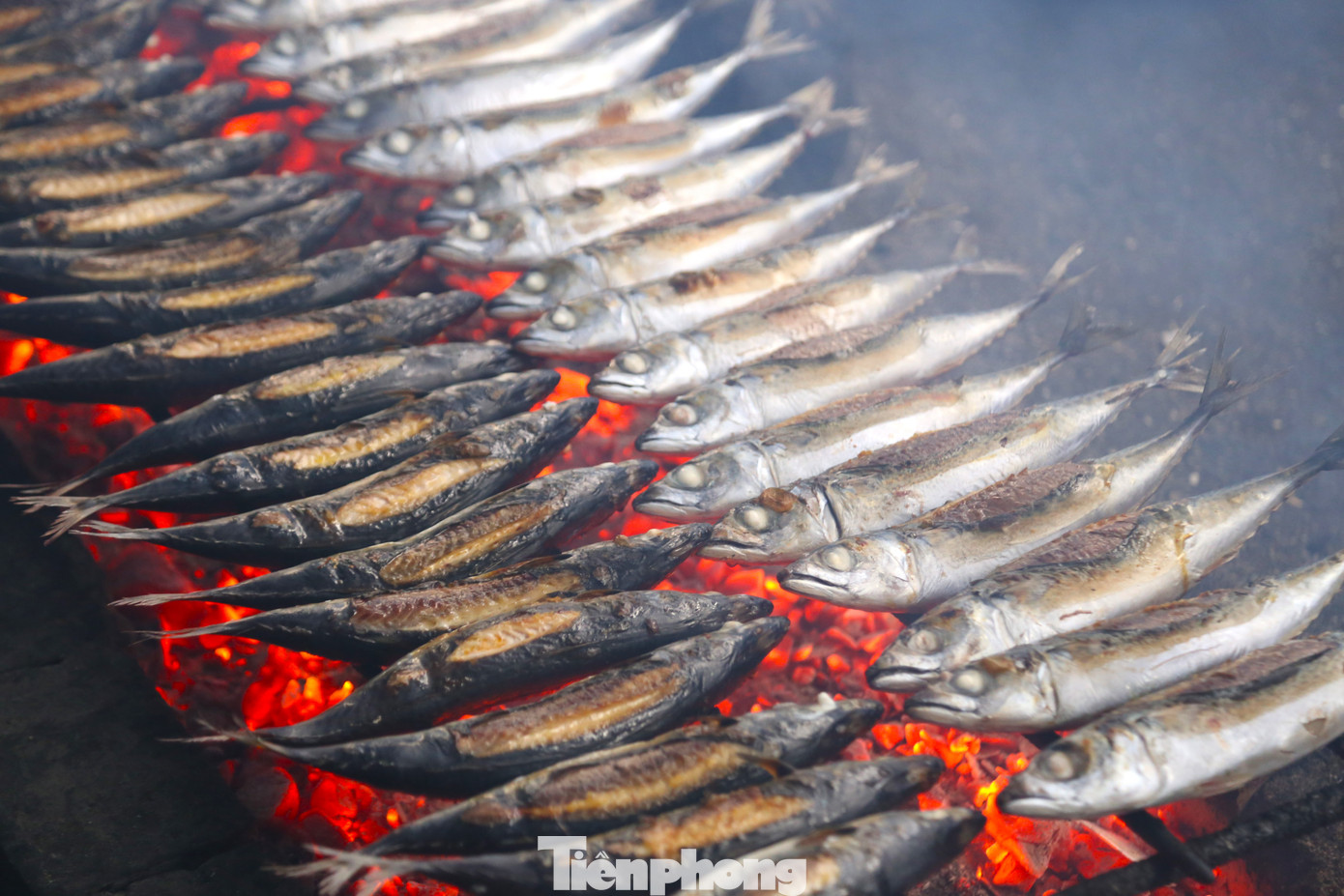 Mỗi mẻ cá nướng cần điều chỉnh lửa, than đỏ đủ độ trong khoảng 10-15 phút.