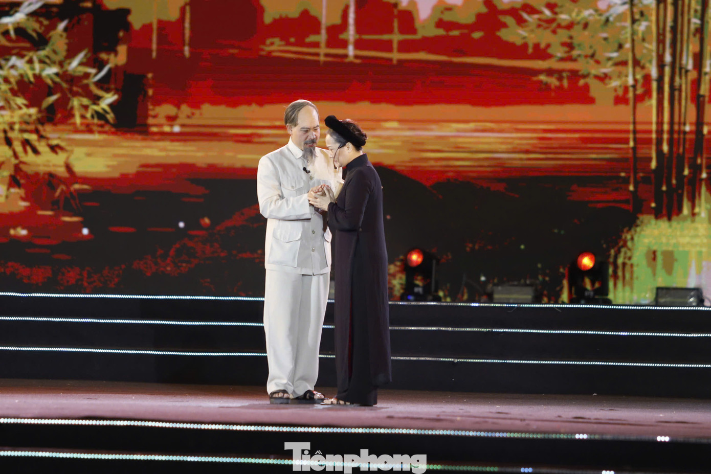 Hoạt cảnh "Cuộc gặp gỡ sau 40 năm" tái hiện hình ảnh chị gái Nguyễn Thị Thanh ra Hà Nội thăm Bác Hồ.