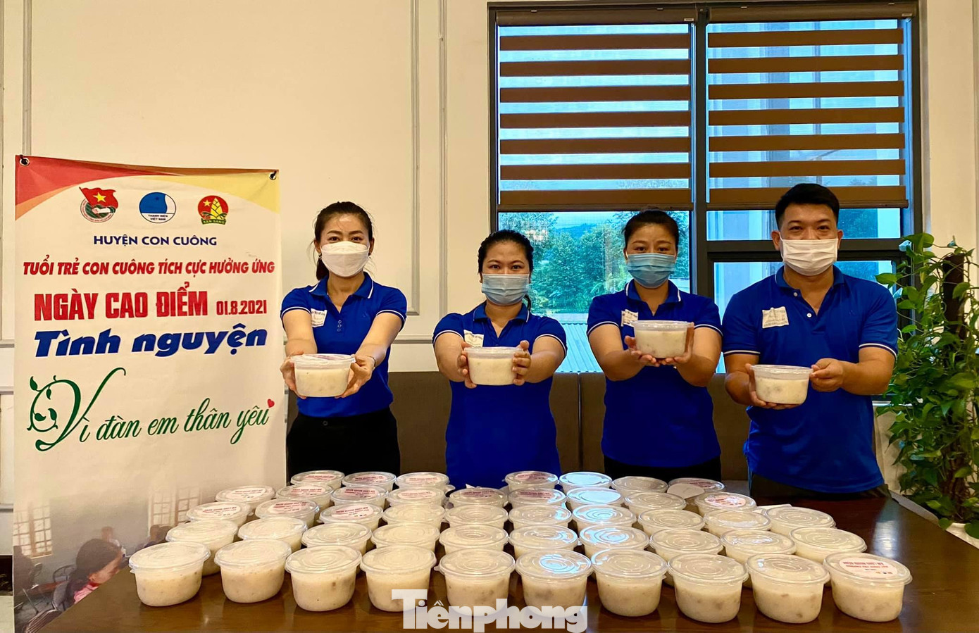 Chị Lữ Thị Băng Châu - Bí thư Huyện Đoàn Con Cuông cho biết: “Hưởng ứng ngày cao điểm “Tình nguyện vì đàn em thân yêu”, các cơ sở Đoàn trên địa bàn huyện đã tích cực tham gia, tổ chức nhiều hoạt động ý nghĩa như tặng cháo, sữa cho các bệnh nhi, cắt tóc miễn phí cho các em vùng sâu, vùng xa,… Đó không chỉ là niềm vui mà còn thể hiện tình cảm, trách nhiệm, tinh thần xung kích, tình nguyện của tuổi trẻ huyện nhà trong việc sẻ chia với những hoàn cảnh khó khăn trong cuộc sống”. Chị Lữ Thị Băng Châu - Bí thư Huyện Đoàn Con Cuông cho biết: “Hưởng ứng ngày cao điểm “Tình nguyện vì đàn em thân yêu”, các cơ sở Đoàn trên địa bàn huyện đã tích cực tham gia, tổ chức nhiều hoạt động ý nghĩa như tặng cháo, sữa cho các bệnh nhi, cắt tóc miễn phí cho các em vùng sâu, vùng xa,… Đó không chỉ là niềm vui mà còn thể hiện tình cảm, trách nhiệm, tinh thần xung kích, tình nguyện của tuổi trẻ huyện nhà trong việc sẻ chia với những hoàn cảnh khó khăn trong cuộc sống”.