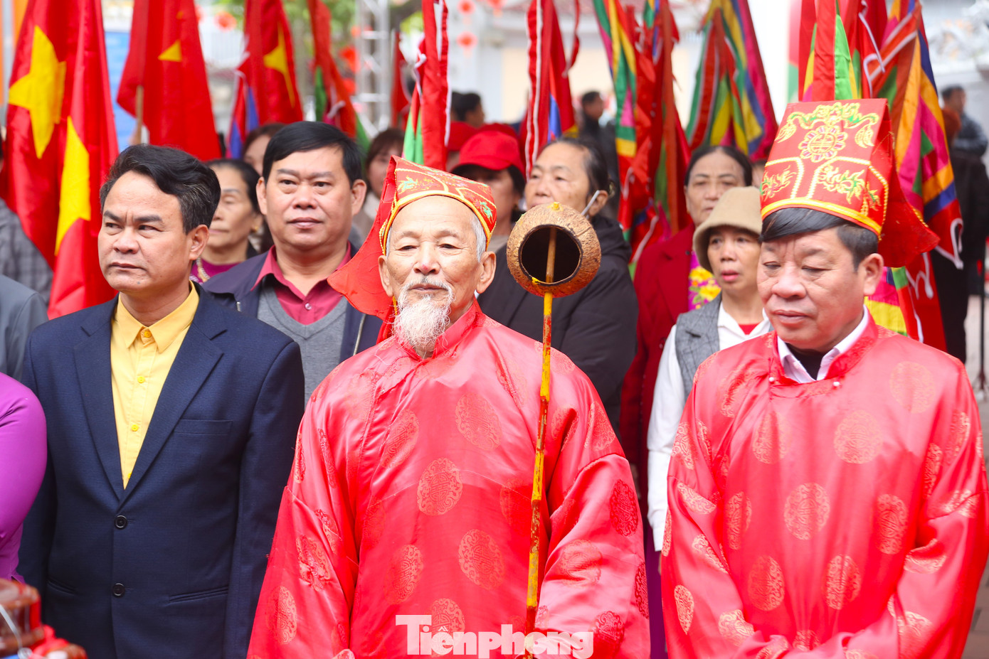 Năm nay, cụ Ngũ Thanh Tùng (80 tuổi, đứng giữa) được lựa chọn là người múc gáo nước đầu tiên đổ vào chum. Người được chọn múc nước dâng vua là bậc cao niên, song tuyền, đức độ, con cái trưởng thành, được nhân dân tín nhiệm, yêu mến. Năm nay, cụ Ngũ Thanh Tùng (80 tuổi, đứng giữa) được lựa chọn là người múc gáo nước đầu tiên đổ vào chum. Người được chọn múc nước dâng vua là bậc cao niên, song tuyền, đức độ, con cái trưởng thành, được nhân dân tín nhiệm, yêu mến.