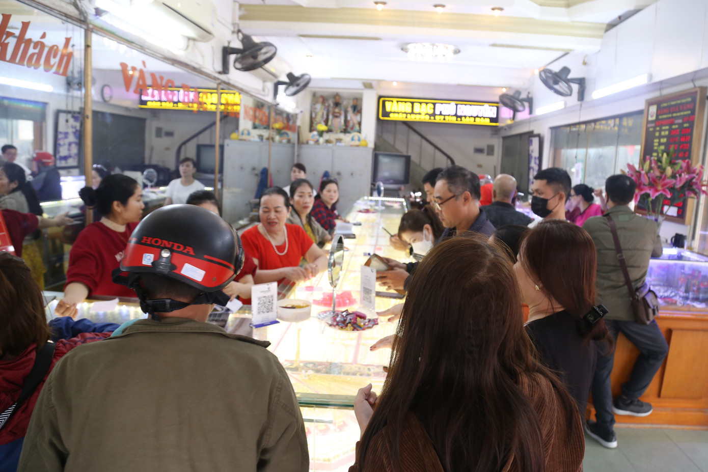 Đối với người dân, mua vàng ngày vía Thần Tài không chỉ mang ý nghĩa tâm linh mà việc mua vàng đầu năm cũng được xem là một hình thức tiết kiệm. Đối với người dân, mua vàng ngày vía Thần Tài không chỉ mang ý nghĩa tâm linh mà việc mua vàng đầu năm cũng được xem là một hình thức tiết kiệm.