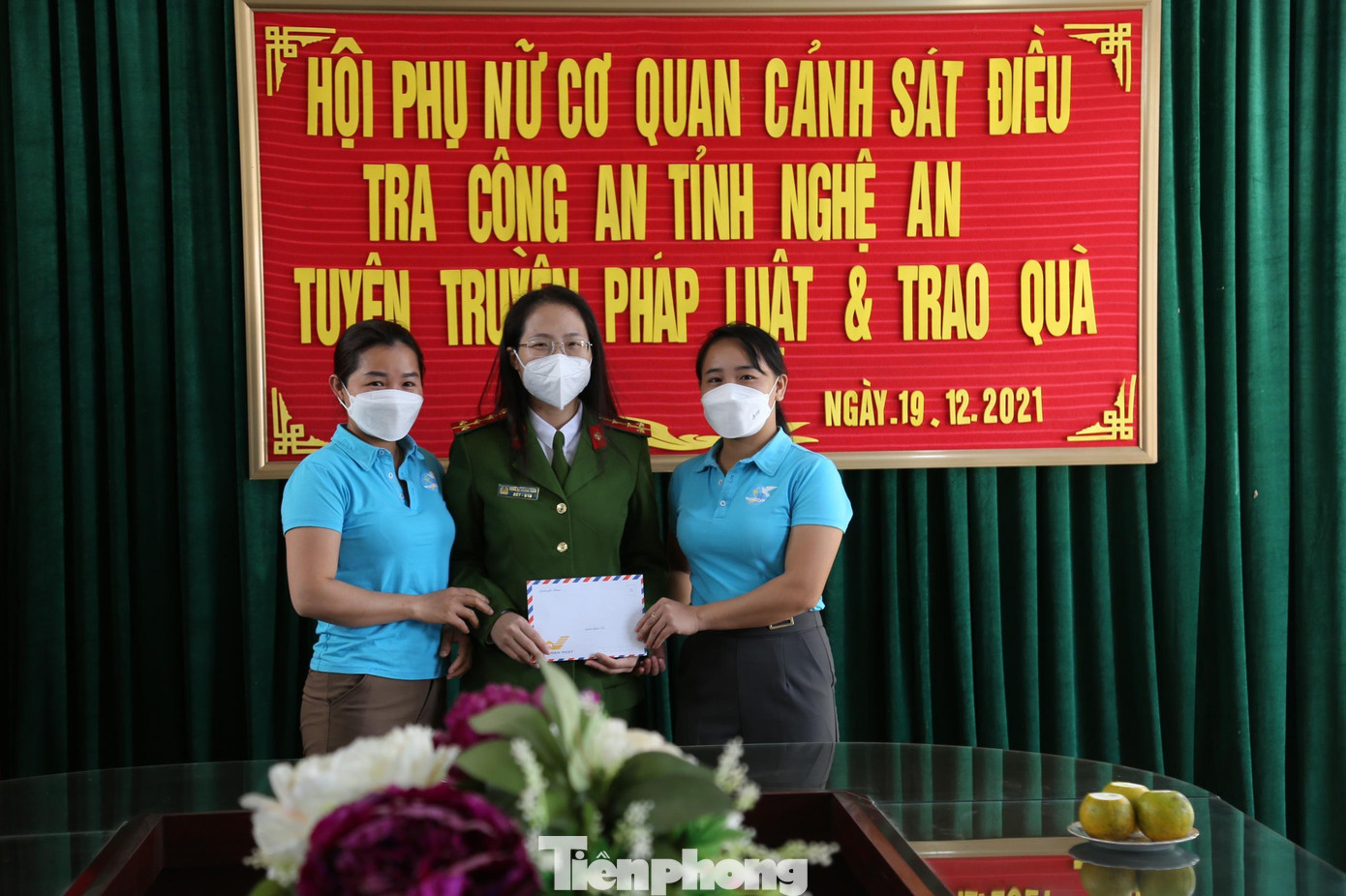 Trao quà cho Hội phụ nữ xã Thạch Ngàn Trao quà cho Hội phụ nữ xã Thạch Ngàn