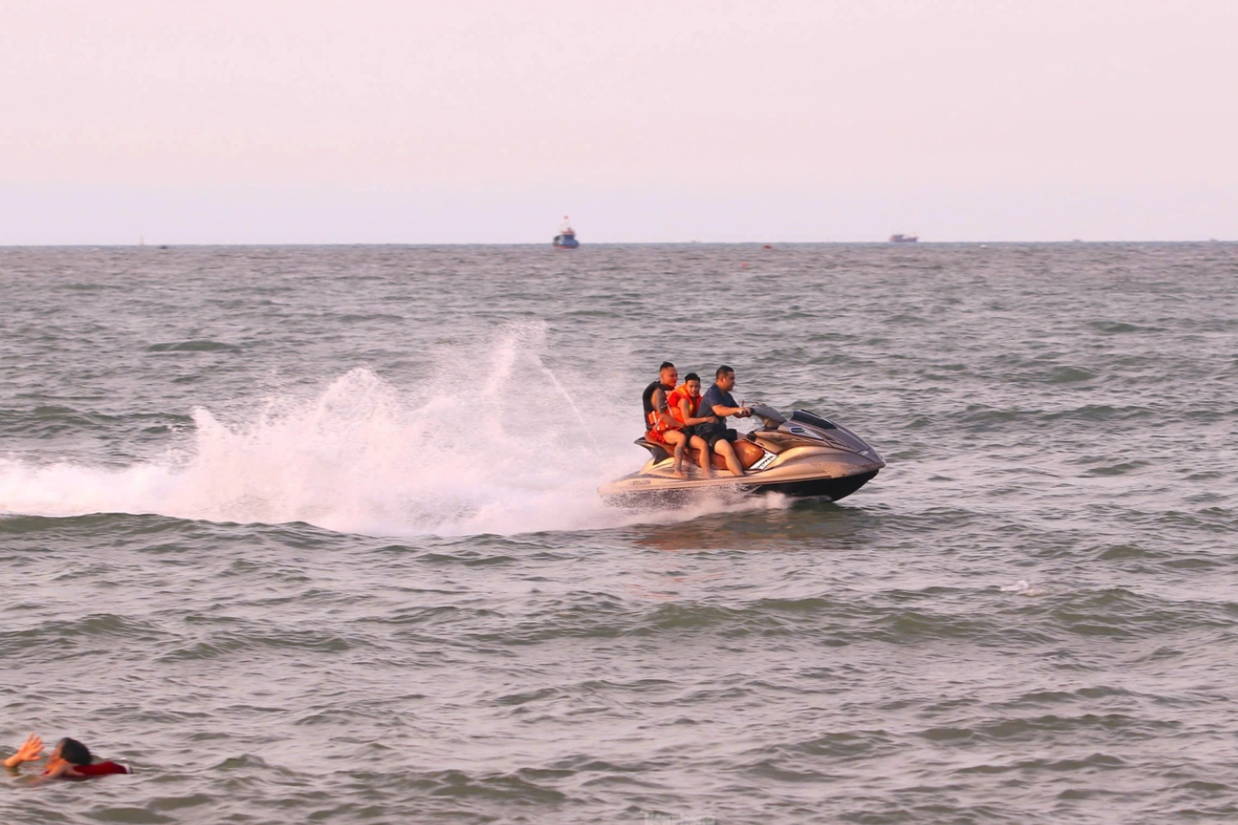 Trước phản ánh của du khách, thành phố Vinh đã tạm dừng hoạt động của mô tô nước tại biển Cửa Lò.