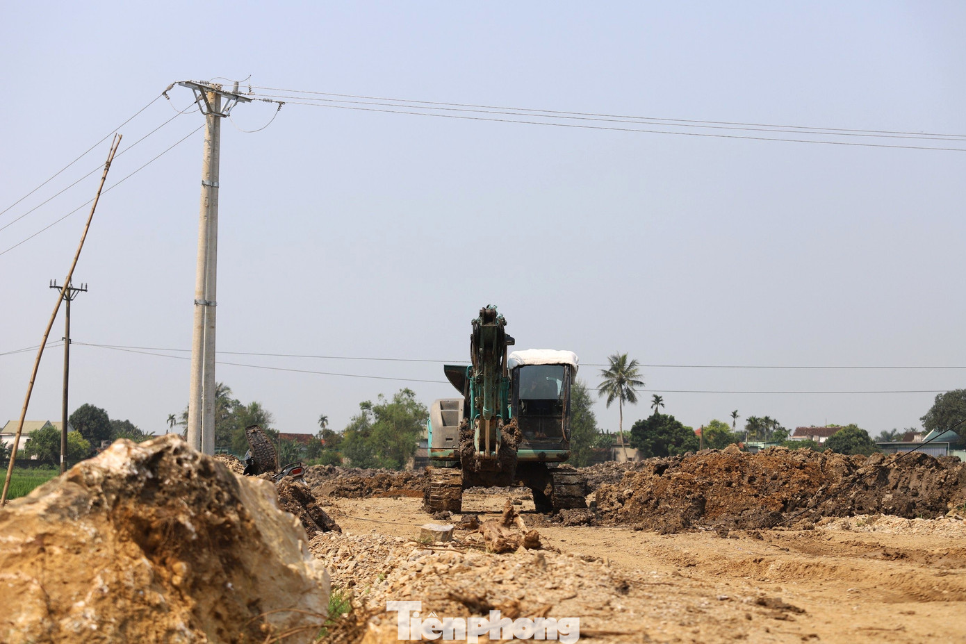 Cuối tháng 2, khi thi công dự án đường dây điện tại cánh đồng ở xã Minh Châu, cách lèn Hai Vai hơn 100 m, Công ty TNHH Trung Việt Trung (trụ sở tại TP Vinh, Nghệ An) đã múc hơn 380m3 đất đá trái phép tại chân di tích để làm đường ra chân công trình. Nhiều cây cối lớn mọc sát chân lèn đã bị múc đi. Một số vị trí bị máy xúc “đào nhầm” dài hơn 10m, rộng khoảng 3m, cao hơn 1m. Cuối tháng 2, khi thi công dự án đường dây điện tại cánh đồng ở xã Minh Châu, cách lèn Hai Vai hơn 100 m, Công ty TNHH Trung Việt Trung (trụ sở tại TP Vinh, Nghệ An) đã múc hơn 380m3 đất đá trái phép tại chân di tích để làm đường ra chân công trình. Nhiều cây cối lớn mọc sát chân lèn đã bị múc đi. Một số vị trí bị máy xúc “đào nhầm” dài hơn 10m, rộng khoảng 3m, cao hơn 1m.