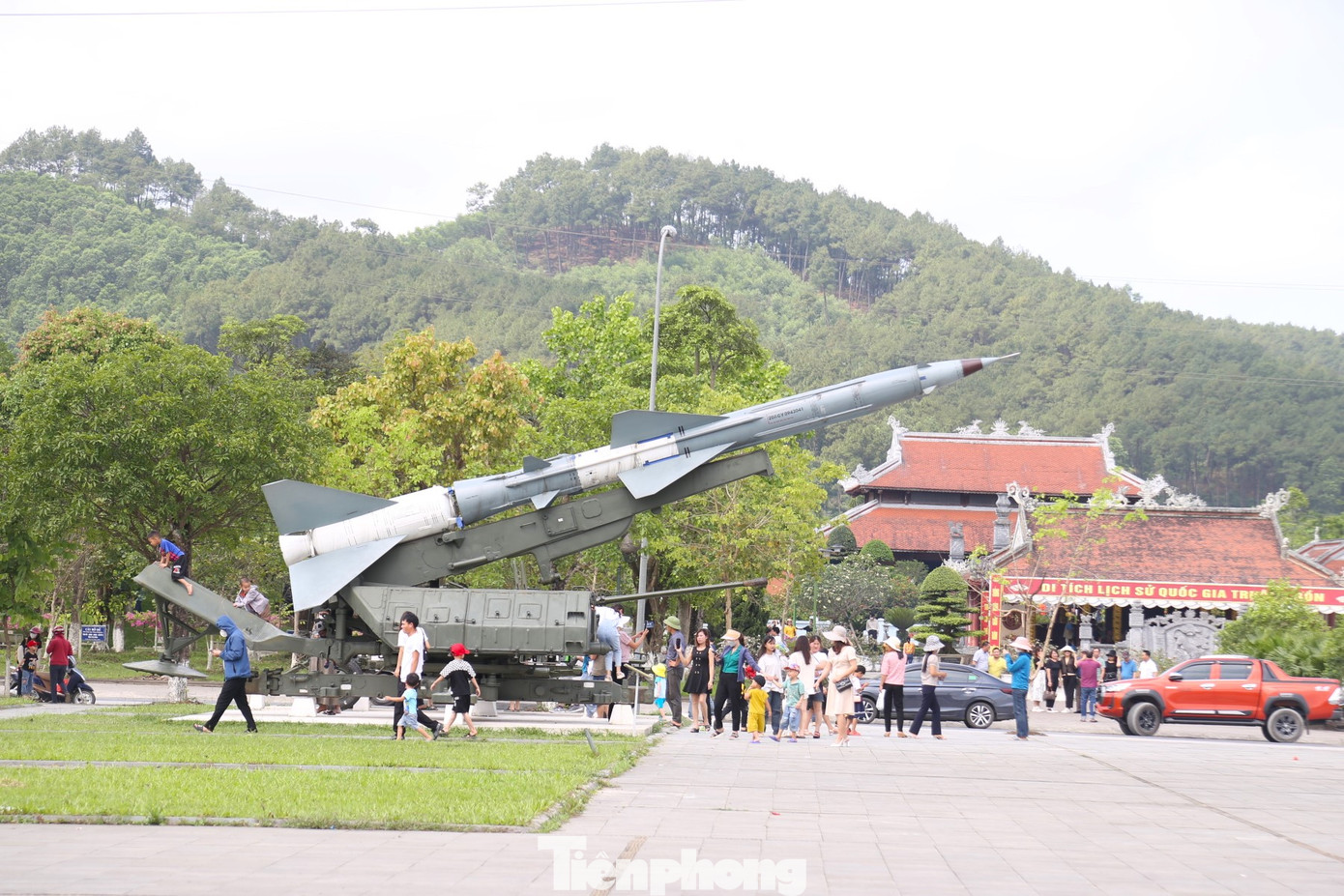 Không gian trưng bày ngoài trời của Khu di tích với những phương tiện, máy bay, xe, pháo... khiến nhiều người thích thú.