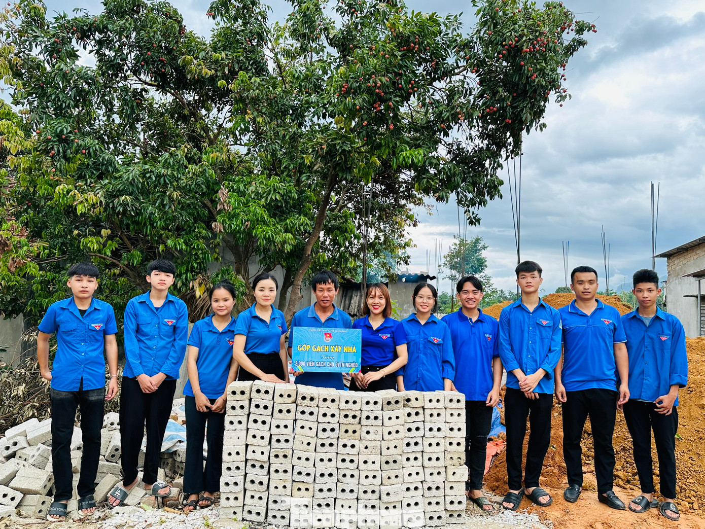 2.000 viên gạch táp lô là sự đóng góp của tập thể cán bộ đoàn viên thanh niên xã Châu Hạnh dành tặng cho gia đình anh Lương Đình Như. Ảnh: TH 2.000 viên gạch táp lô là sự đóng góp của tập thể cán bộ đoàn viên thanh niên xã Châu Hạnh dành tặng cho gia đình anh Lương Đình Như. Ảnh: TH