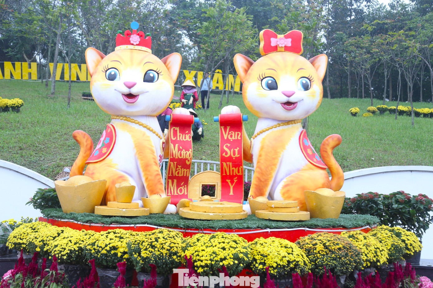 Linh vật mèo được đặt tại đường hoa thuộc quảng trường Hồ Chí Minh ở TP Vinh, Nghệ An. Cặp linh vật được nhiều người đánh giá là dễ thương, "siêu kute", đáp ứng tiêu chí vui tươi trong dịp Tết nguyên đán.