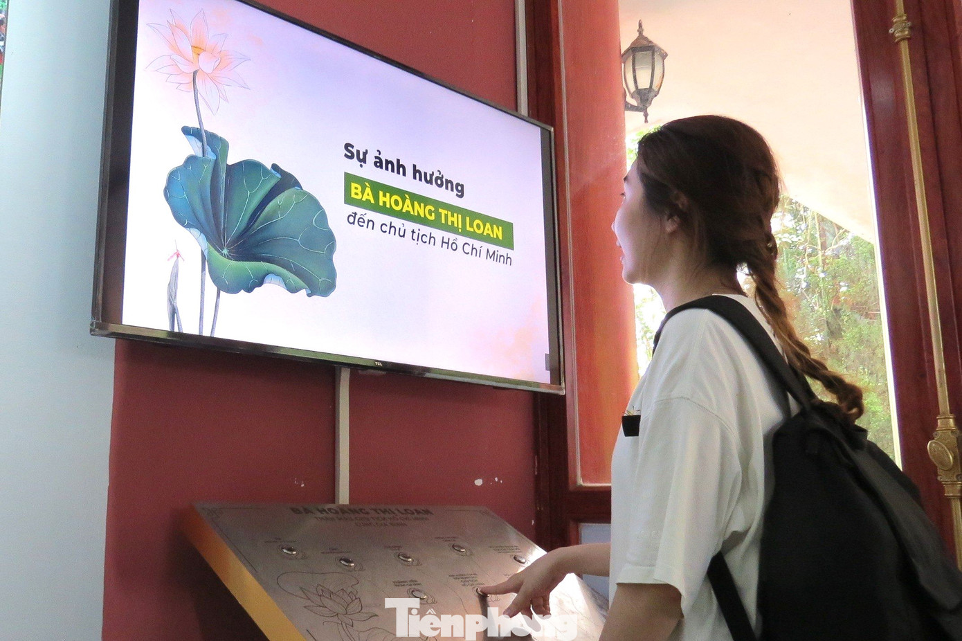 Tại khu mộ bà Hoàng Thị Loan - nơi yên nghỉ của thân mẫu Chủ tịch Hồ Chí Minh, du khách có thể tự tìm hiểu và khám phá mọi thông tin, hình ảnh về khu mộ trên màn hình điện tử với công nghệ thực tế ảo VR 360 độ và công nghệ AR thực tế ảo tăng cường.