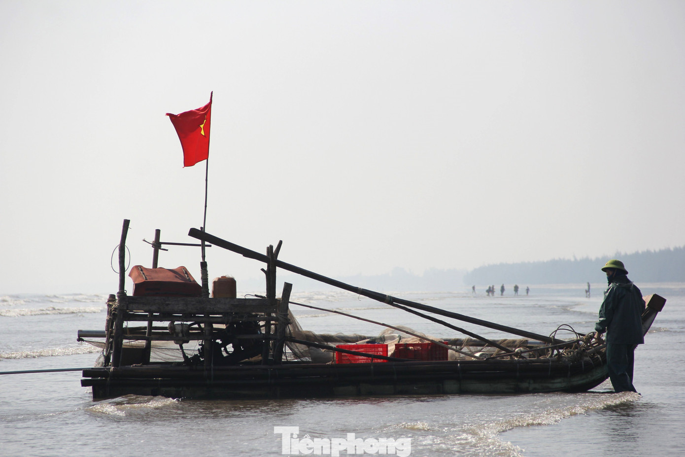 Ghi nhận tại vùng bãi ngang huyện Diễn Châu (Nghệ An), hàng chục bè mảng lớn nhỏ cập bờ, mang theo đầy ắp ruốc tươi. Bà con ngư dân cho biết, chỉ cần sử dụng đồ nghề đơn giản, nhưng nếu gặp may mỗi chuyến có thể đánh được 2 – 5 tạ ruốc.