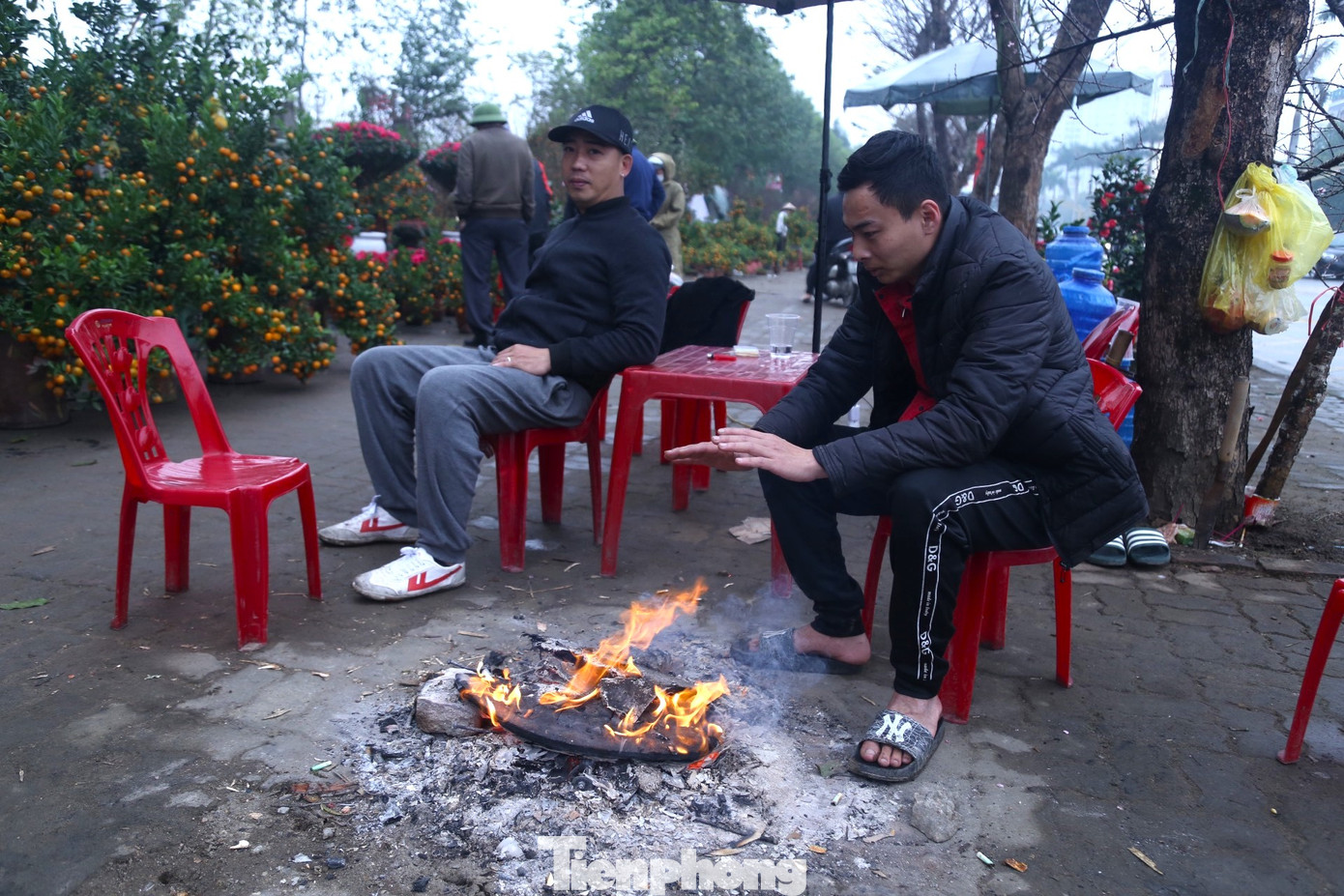 "Hai anh em xuống Vinh bán quất được một tuần nay. Hai ngày qua, trời rét đậm kèm theo mưa phùn, chúng tôi phải đốt lửa để sưởi ấm”, anh Nguyễn Hùng, tiểu thương bán quất ở TP Vinh chia sẻ.