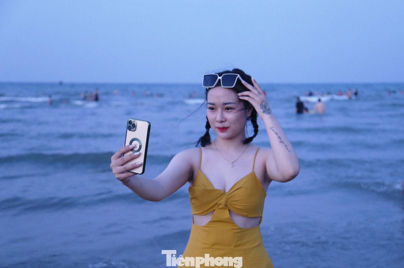 Nhiều bạn trẻ cũng không quên lưu lại những khoảnh khắc đẹp tại bãi biển Cửa Lò trong kỳ nghỉ lễ Quốc khánh.