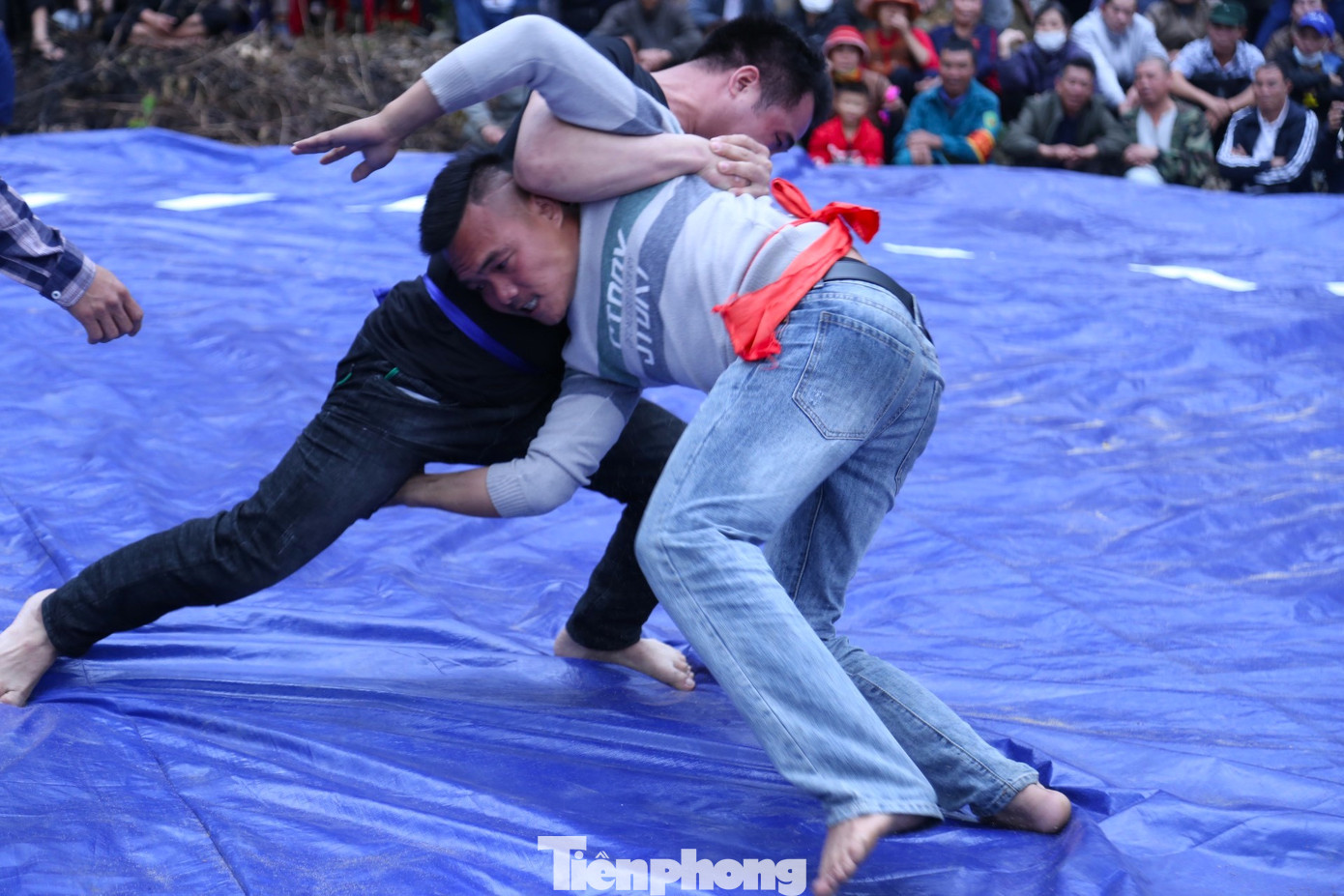 Màn đấu vật kịch tính ngay từ trận đầu tiên của lễ hội. Điều đặc biệt là các đô vật mặc quần áo bình thường tham gia thi đấu.