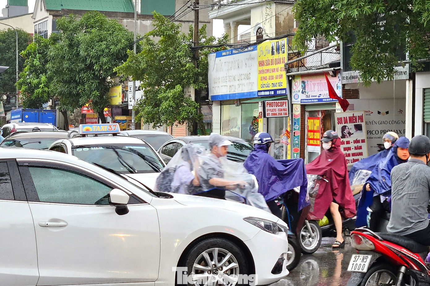 Do mưa lớn trùng với giờ cao điểm nên tình trạng ùn tắc diễn ra hầu hết các tuyến đường.