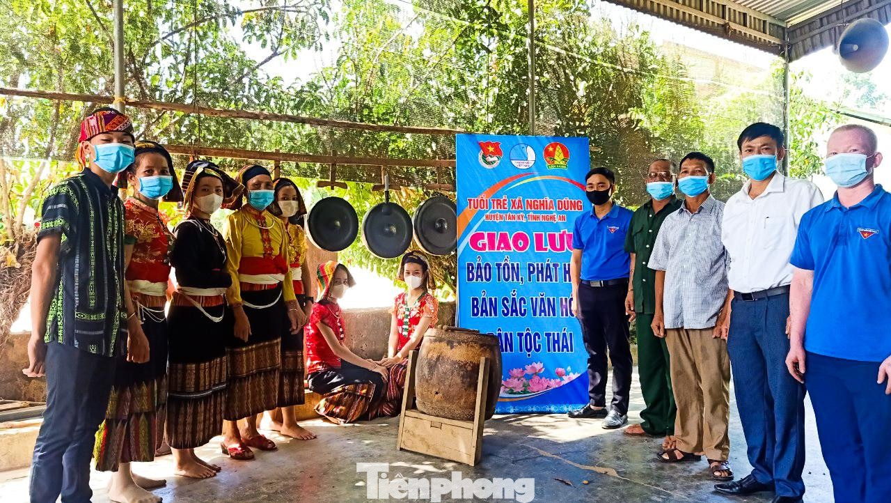 Ban Thường vụ Huyện Đoàn Tân Kỳ vừa tổ chức Chương trình “Giao lưu bảo tồn, phát huy bản sắc văn hoá dân tộc Thái” tại xóm Đồng Kho Đồng Thờ (xã Nghĩa Dũng, huyện Tân Kỳ, Nghệ An). Các đoàn viên thanh niên tham gia với nhiều hoạt động giao lưu bản sắc văn hoá như: cồng chiêng, múa dân gian, giao lưu các làn điệu dân ca, giới thiệu trang phục và cách sử dụng trang phục dân tộc Thái,...