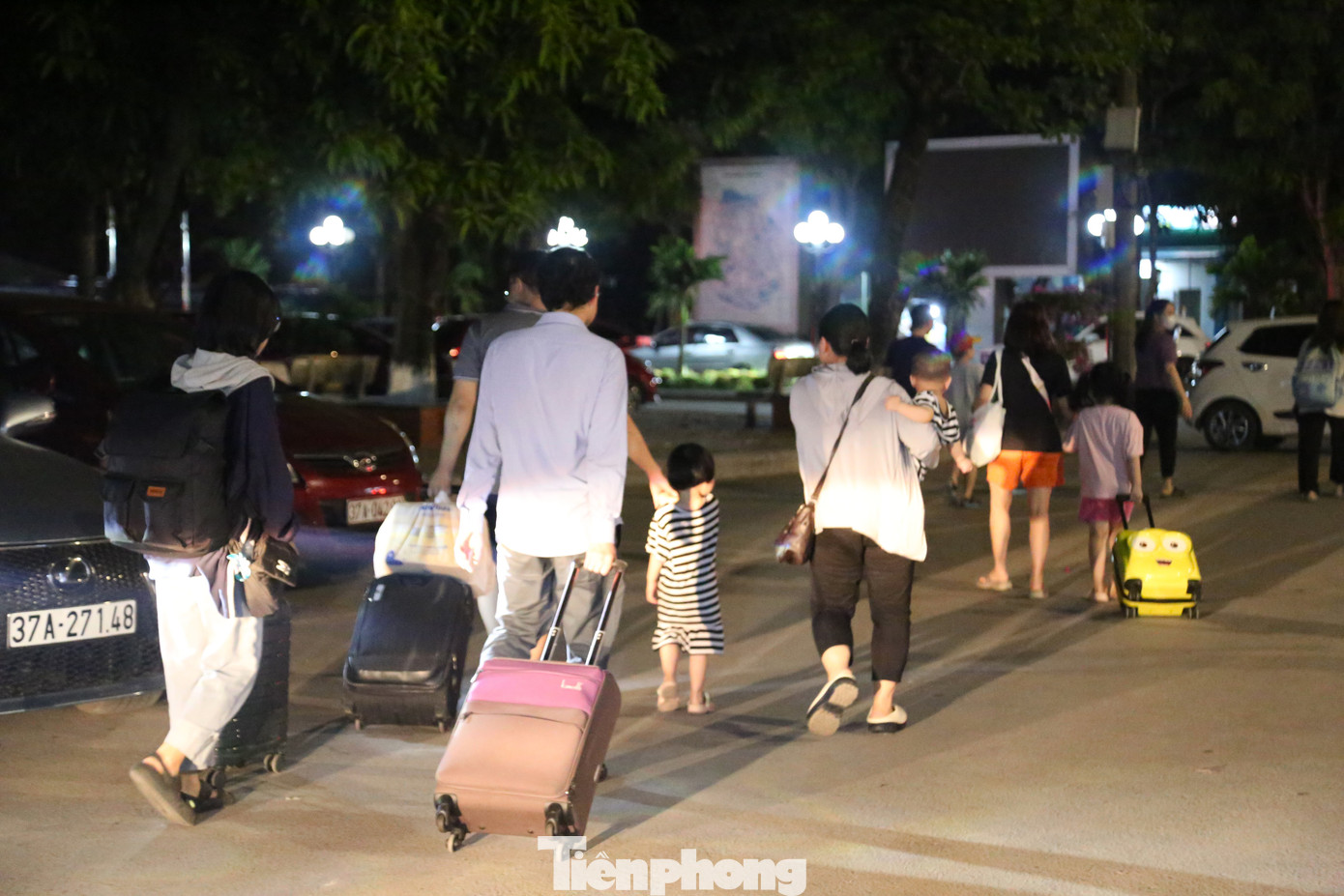 Không chỉ khan hiếm vé chiều về, ngày 1/5 (ngày cuối nghỉ lễ), số vé tàu cũng đã được người dân đặt nhiều, trong đó có nhiều khách lựa chọn vé khứ hồi từ trước.