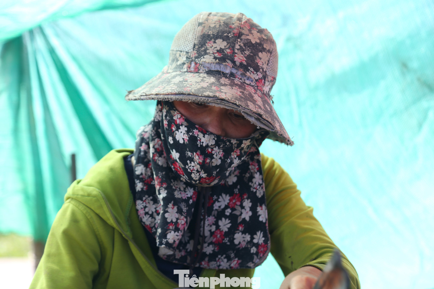 Nướng giữa trưa nắng, những người thợ nướng cá phải trang bị áo khoác, khẩu trang dày trùm mặt, cổ và găng tay...