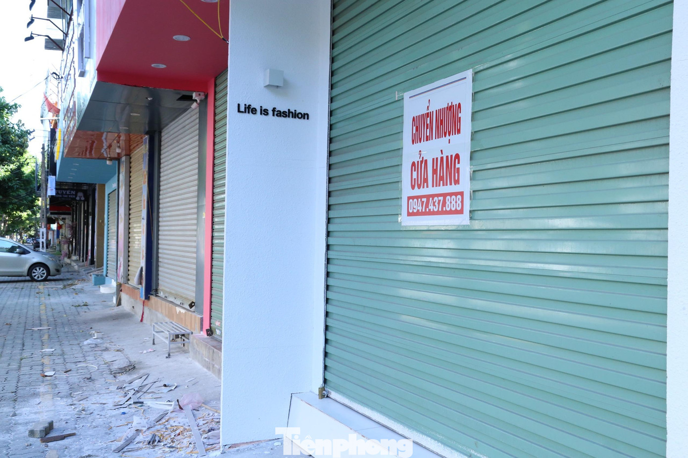Nhiều cửa hàng căng biển chuyển nhượng