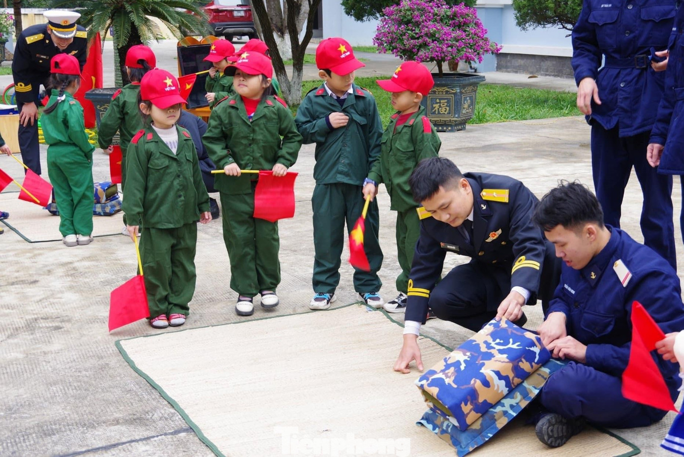 Xem các chiến sĩ thực hành gấp chăn, màn. Xem các chiến sĩ thực hành gấp chăn, màn.