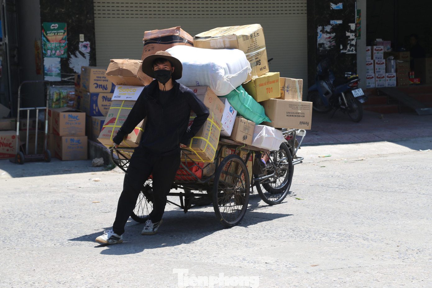 Dù là ngày nghỉ lễ, nhưng ngay từ sáng sớm, những người lao động tự do đã tất bật với công việc mưu sinh của mình, với họ nghỉ lễ là điều gì đó thật xa xỉ.
