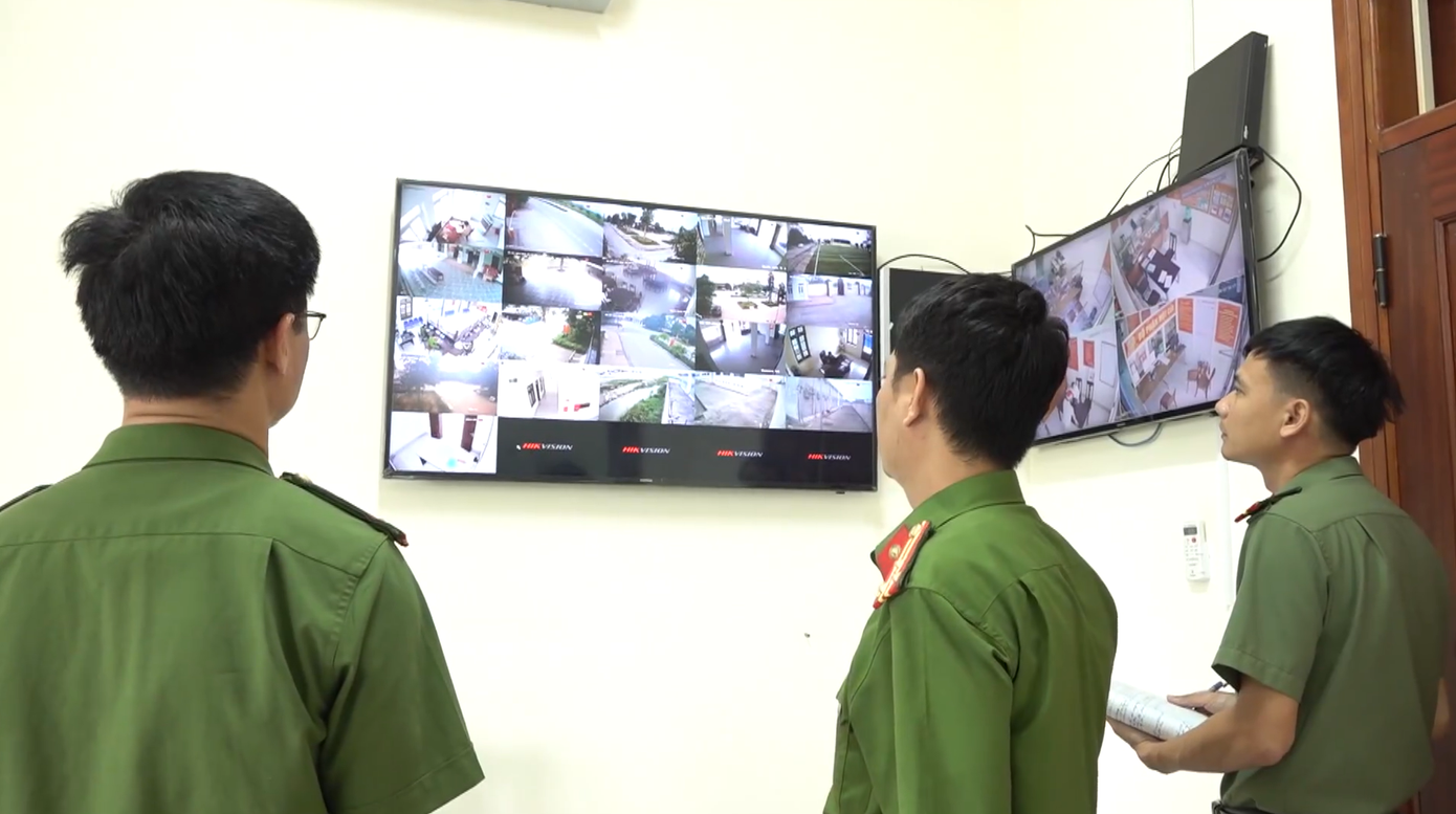 Triển khai hệ thống camera giám sát tiếp công dân, đẩy mạnh cải cách hành chính, vì nhân dân phục vụ. Triển khai hệ thống camera giám sát tiếp công dân, đẩy mạnh cải cách hành chính, vì nhân dân phục vụ.