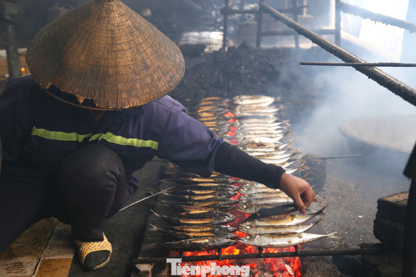 Quá trình nướng cá, người thợ phải luôn tập trung điều than để nhiệt độ vừa phải, làm cá chín vàng là được. Quá tay thì cá sẽ cháy khét, còn non tay thì chưa chín tới, đều không ngon.