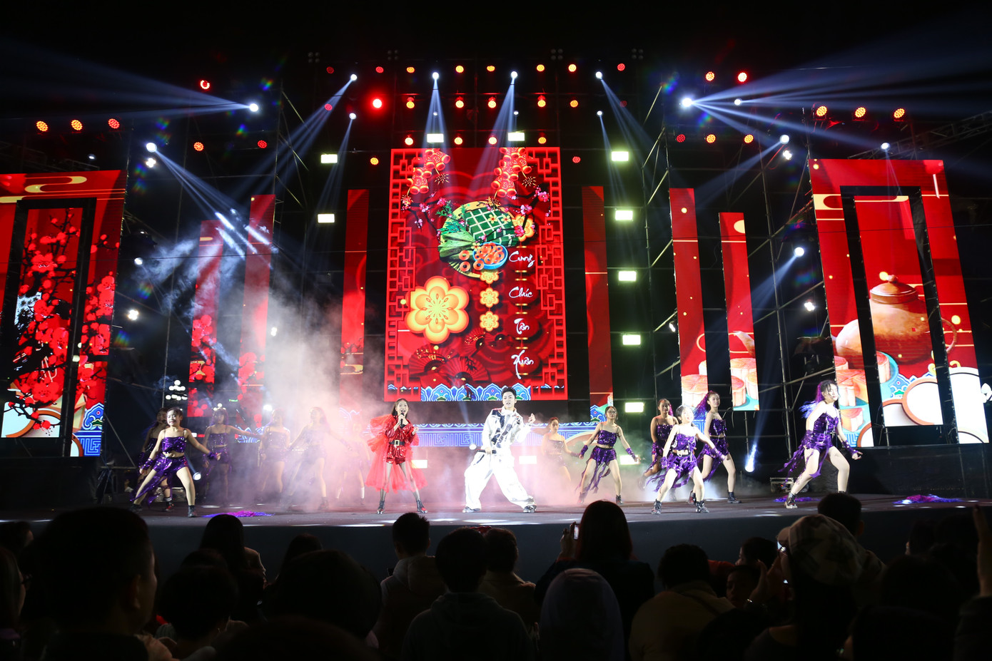 Trước đó, là đêm hội “Vinh Youthful Countdown 2024” chào năm mới Giáp Thìn 2024. Đêm hội là hoạt động văn hóa, văn nghệ như một món quà của tuổi trẻ thành Vinh gửi tới mọi người trên địa bàn thành phố Vinh nói chung và tỉnh Nghệ An nói riêng nhân dịp Tết Nguyên đán Giáp Thìn 2024. Trước đó, là đêm hội “Vinh Youthful Countdown 2024” chào năm mới Giáp Thìn 2024. Đêm hội là hoạt động văn hóa, văn nghệ như một món quà của tuổi trẻ thành Vinh gửi tới mọi người trên địa bàn thành phố Vinh nói chung và tỉnh Nghệ An nói riêng nhân dịp Tết Nguyên đán Giáp Thìn 2024.