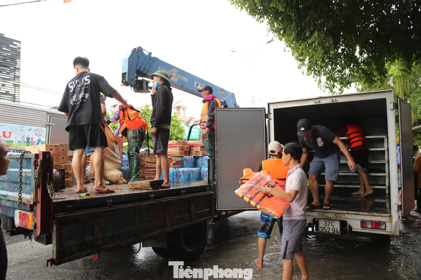 Nhiều mạnh thường quân đã hỗ trợ lương thực, thực phẩm và các nhu yếu phẩm cho người dân vùng ngập lụt.