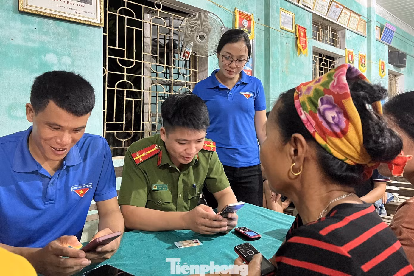 Về đêm, các cán bộ, chiến sĩ công an, đoàn viên thanh niên vẫn miệt mài hướng dẫn tận tình cho người dân cài đặt, kích hoạt, sử dụng tài khoản định danh điện tử.