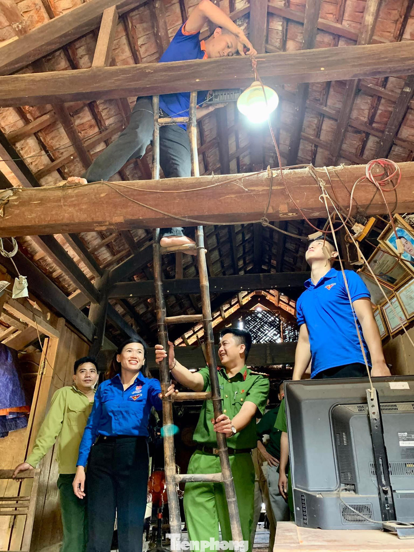 Ông Vi Hồng Lâm tham gia kháng chiến chống Mỹ cứu nước tại Chiến trường huyện Na Bè thuộc Tiểu đoàn 4010, C250. Trong 1 đợt tập kích bị địch tấn công quyết liệt ông bị thương nặng cụt tay (tại ấp 9 huyện Nhà Bè). Năm 1972 ông cùng Tiểu đoàn hành quân về đơn Tiểu đoàn 22 ở Thanh Hoá. Sau khi thống nhất đất nước, ông trở về quê hương xây dựng gia đình và có 6 người con. “Từ nay trong nhà, ngoài ngõ gia đình tôi sẽ sáng hơn trước rất nhiều. Cảm ơn các cháu đoàn viên thanh niên đã giúp tôi lắp đặt hệ thống đèn chiếu sáng bằng năng lượng mặt trời”, ông Lâm xúc động.